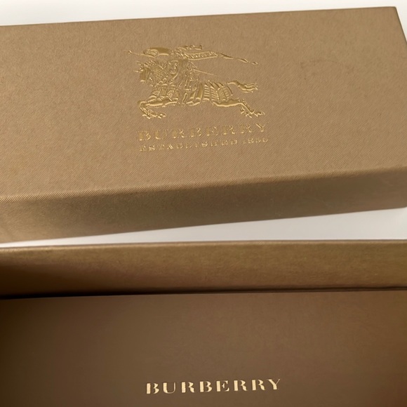 BURBERRY 4227 SUNGLASSES. Great condition. Like new. 100% authentic. Comes w/box - Picture 5 of 9